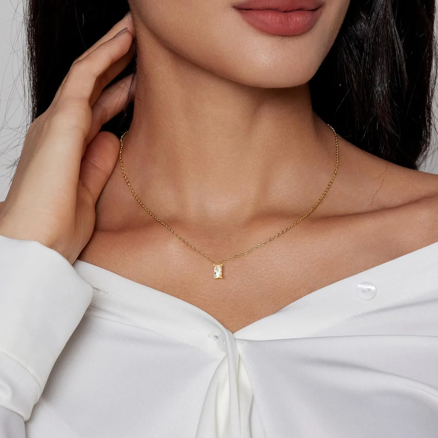 Diamond Pendant Necklace for Women, Dainty Gold Necklace 18k Gold Plated Paperclip Choker Necklaces Cute Open Oval Necklaces Simple Gold Necklace Jewelry Gifts for Women Trendy