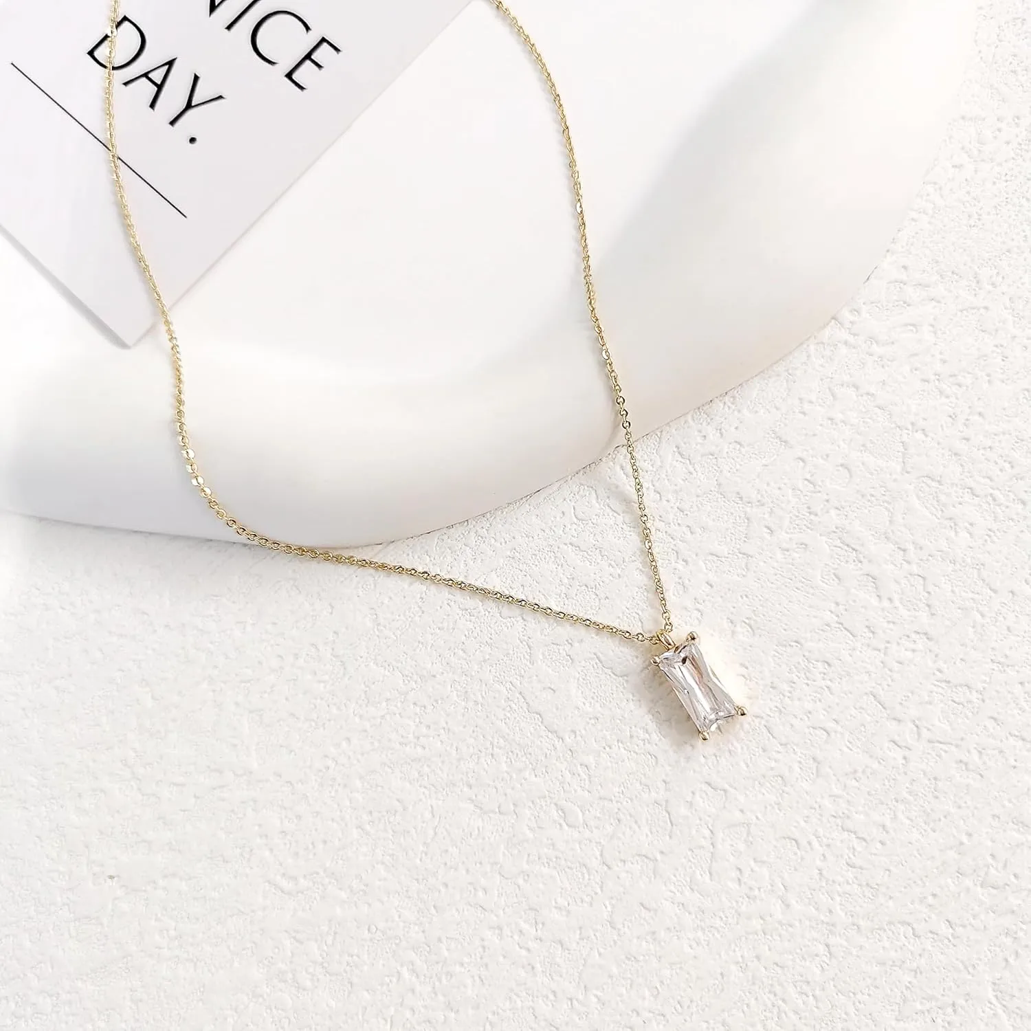 Diamond Pendant Necklace for Women, Dainty Gold Necklace 18k Gold Plated Paperclip Choker Necklaces Cute Open Oval Necklaces Simple Gold Necklace Jewelry Gifts for Women Trendy