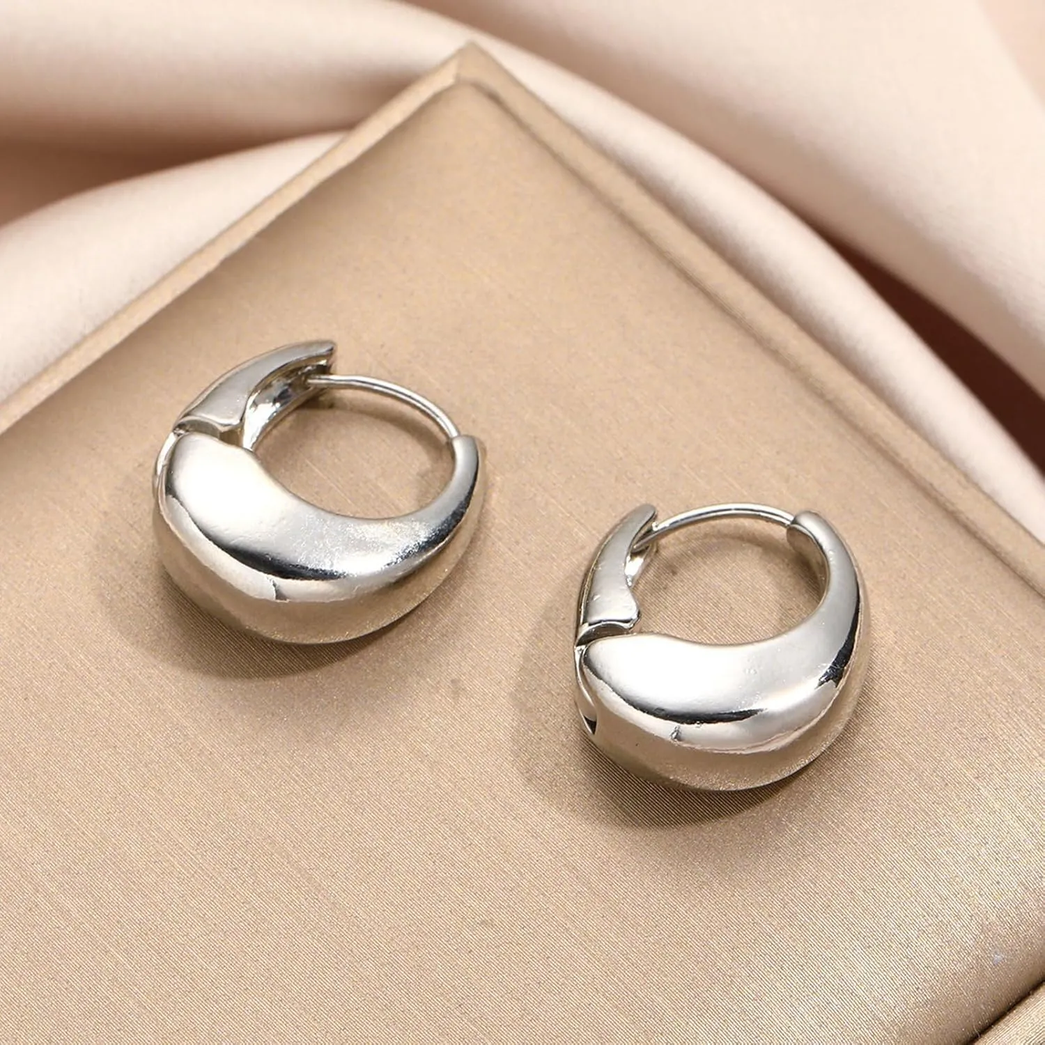 Earrings for Women, Chunky Gold Ear Cuff Earrings for Women Minimalist Oval Earrings Cartilage Stud Huggie Hoop Earrings