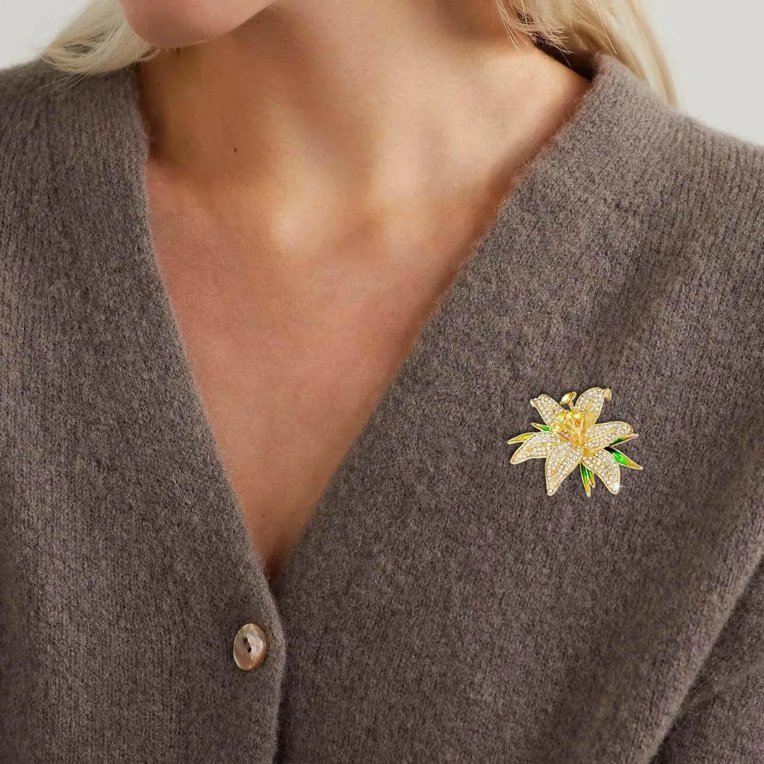 Gold Crystal Flower Leaf Brooches for Womne Elegant Enamel Rhinestone Pearl Floral Brooch Pins Fashion Jewelry Brooch pin Accessories for Women Men Gift